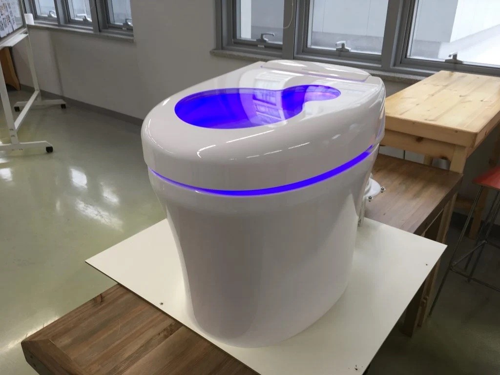O professor Cho Jae-weon criou um vaso sanitário que transforma fezes em biogás (Foto: UNIST / Divulgação)
