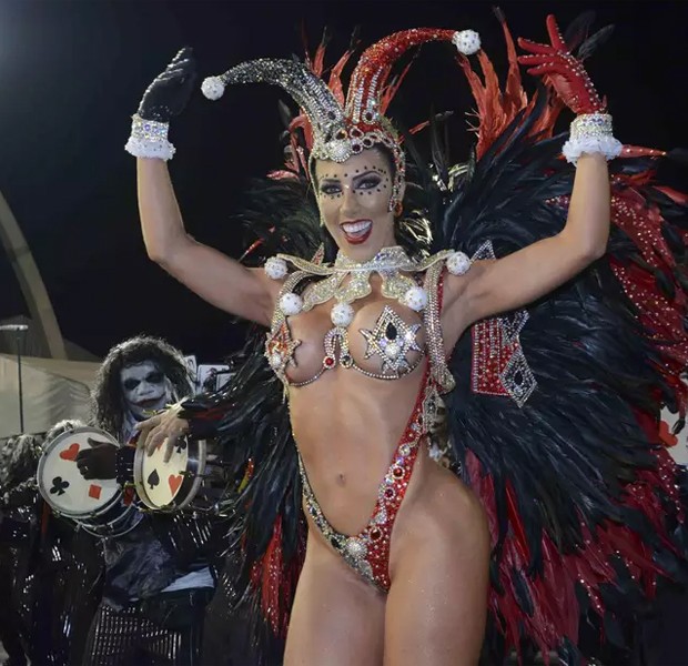Tati Minerato como rainha de bateria da Gaviões da Fiel em 2015 (Foto: Leo Franco/AgNews)