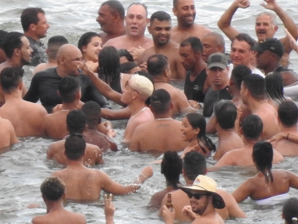 Bolsonaro faz passeio de barco no litoral de SP e pula no mar para falar com banhistas — Foto: Nelson Baade/Arquivo Pessoal
