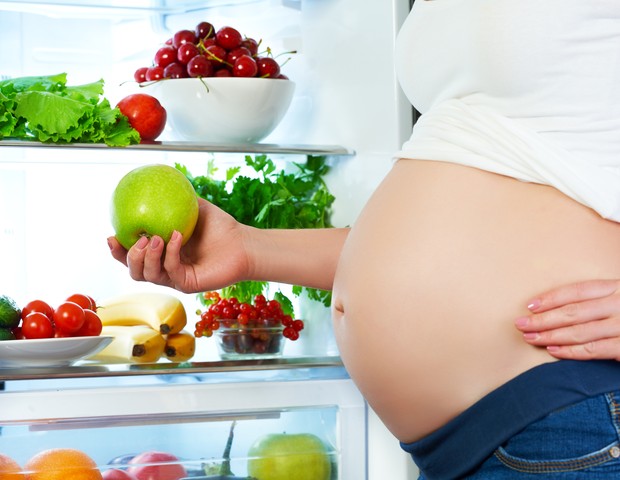 A preocuopação com a alimentação saudável deve começar antes mesmo da gravidez (Foto: Thinkstock)