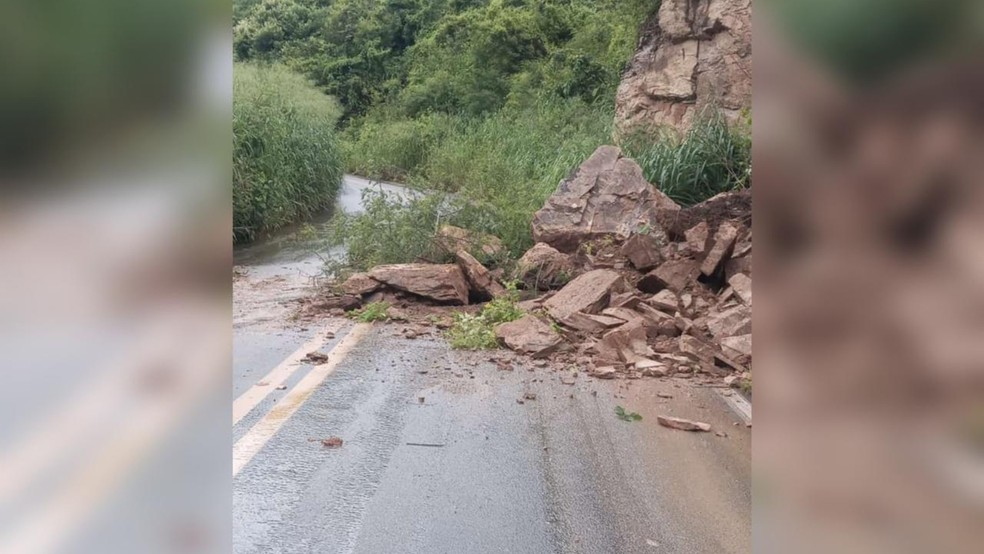 Estrada que dá acesso à cidade de Guaramiranga, no Ceará, é bloqueada após deslizamento de rochas — Foto: Arquivo pessoal