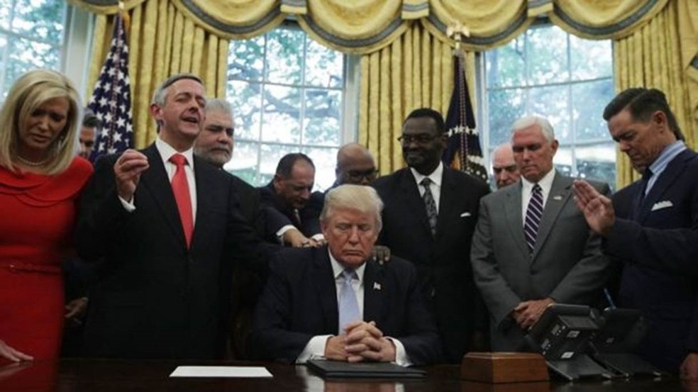Donald Trump já mandou comentários e elogios escritos em letras de forma aos textos do professor que ensina a Bíblia a integrantes do gabinete presidencial  (Foto: Getty Images/BBC)