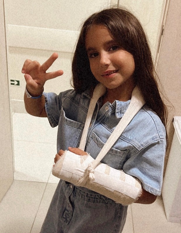 Maria Flor com o braço quebrado (Foto: Reprodução/Instagram)