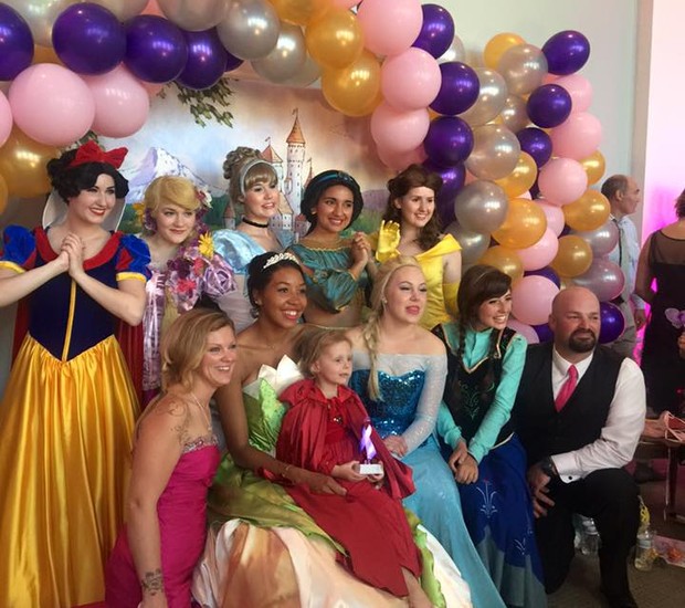 Lila posando com todas as princesas (Foto: Reprodução - Facebook)
