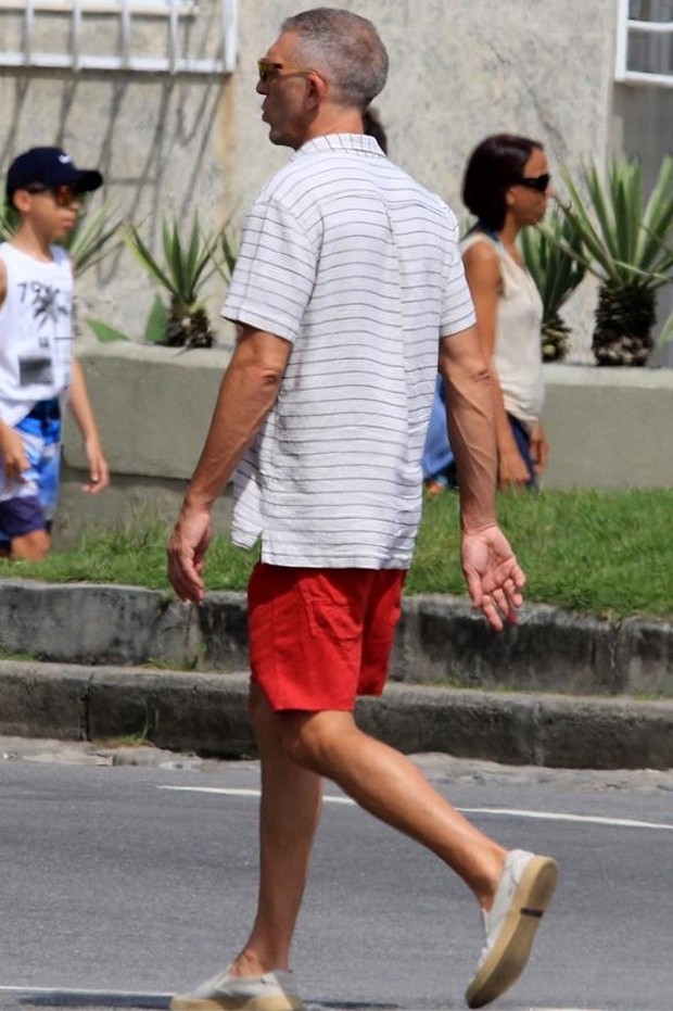 Vincent Cassel passeia por praia no Rio de Janeiro (Foto: AgNews / AgNews)