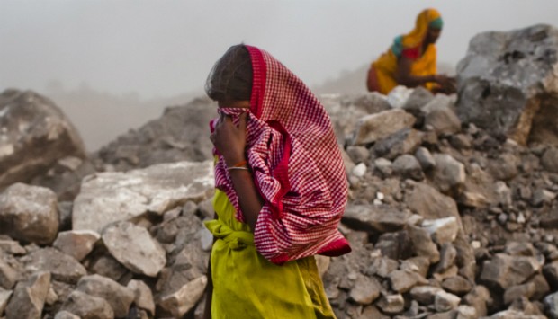 Jovem é estuprada no terraço de casa na Índia (Foto: Daniel Berehulak/Getty Images)