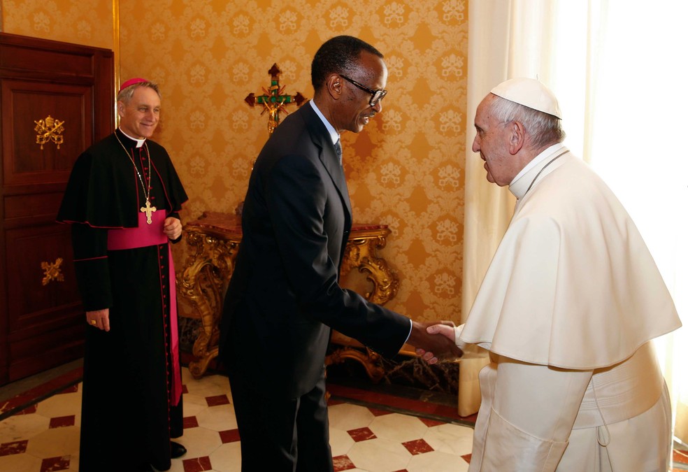 Papa Francisco cumprimenta presidente de Ruanda, Paul Kagame, durante audiência privada no Vaticano, nesta segunda-feira (20)  (Foto: Tony Gentile/ AP)