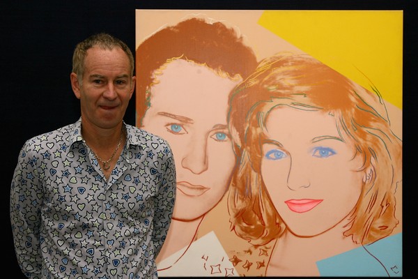 O ex-tenista John McEnroe ao lado de um quadro com ele e a ex-esposa, feito pelo artista Andy Warhol (Foto: Getty Images)