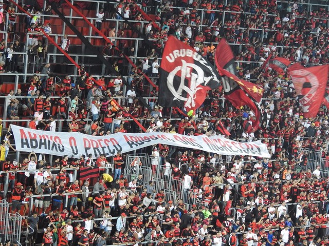 Quero é preço: torcida protesta, e Fla promete equilíbrio no valor dos ingressos