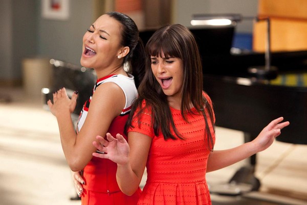 Lea Michele como Rachel Berry e Naya Rivera como Santana em 'Glee' (Foto: Divulgação)