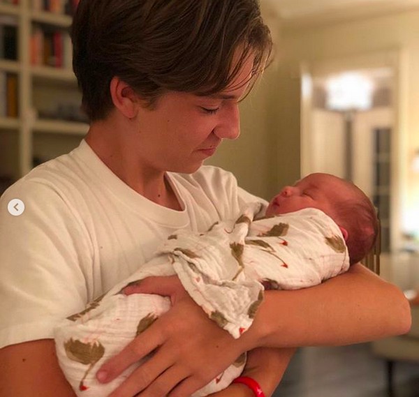 O filho mais velho da atriz Kate Hudson com sua irmãzinha caçula (Foto: Instagram)