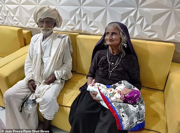 Jivunben Rabari dá à luz aos 70 anos na Índia (Foto: Reprodução/Daily Mail/Rare Shot News)
