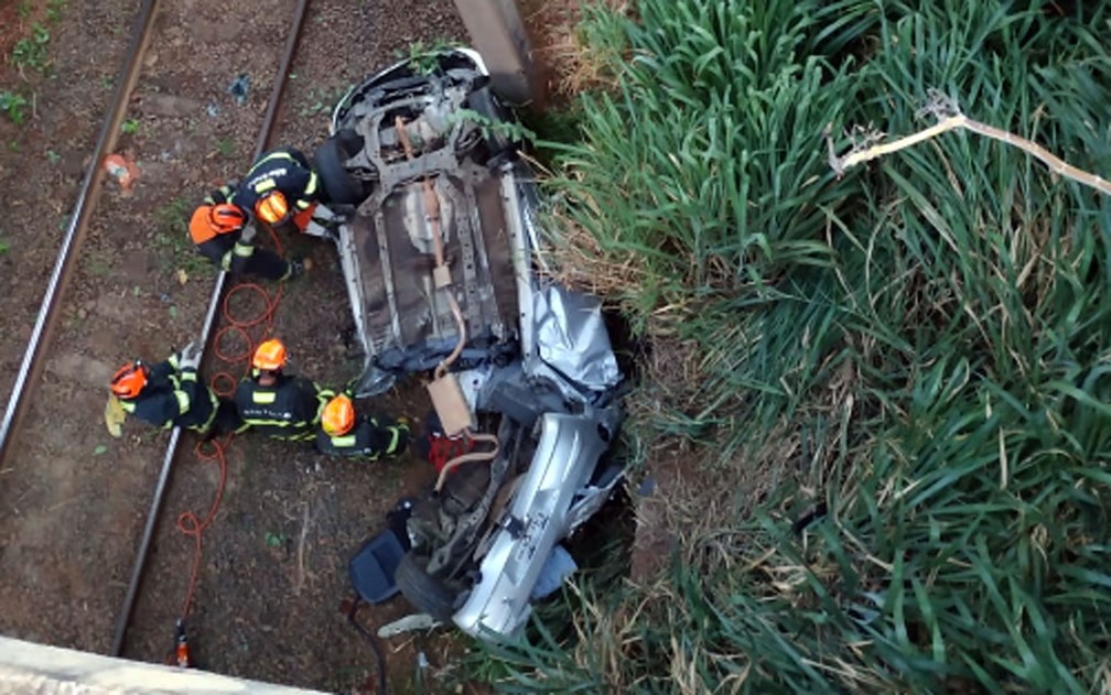 Corpo de Bombeiros resgatam corpos em acidente no km 127 da Rodovia Luiz de Queiroz, em Americana â?? Foto: Corpo de Bombeiros/DivulgaÃ§Ã£o