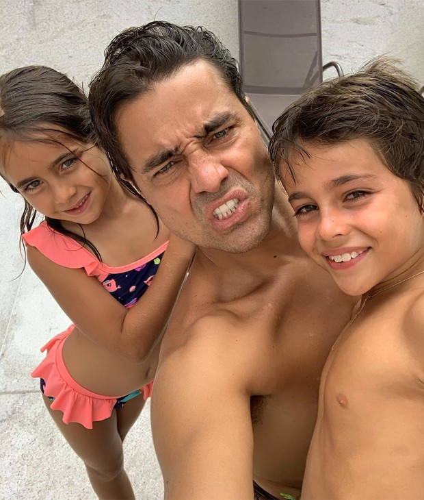 Ricardo Pereira entre os filhos Francisca e Vicente (Foto: Reprodução/Instagram)