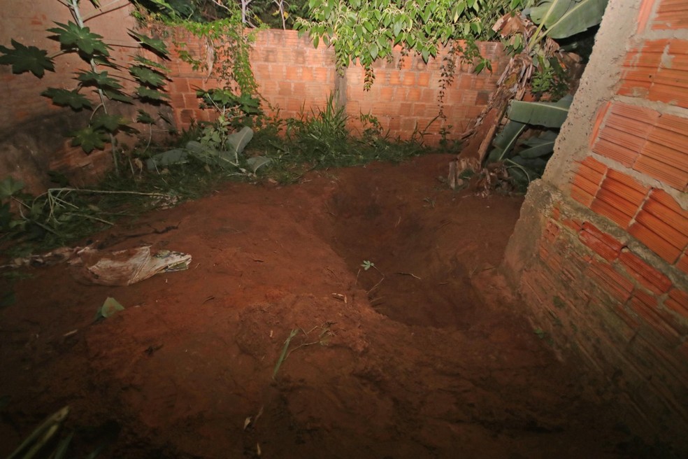 Mulher foi enterrada em uma cova rasa no quintal de sua casa — Foto: Vinicius Bomfim/Jornal da Cidade de Bauru