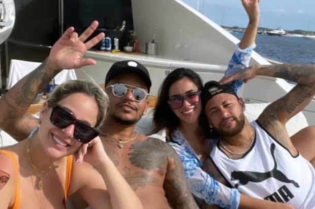 Neymar e Bruna Biancardi aparecem com amigos em passeio de barco (Foto: Reprodução/Instagram)