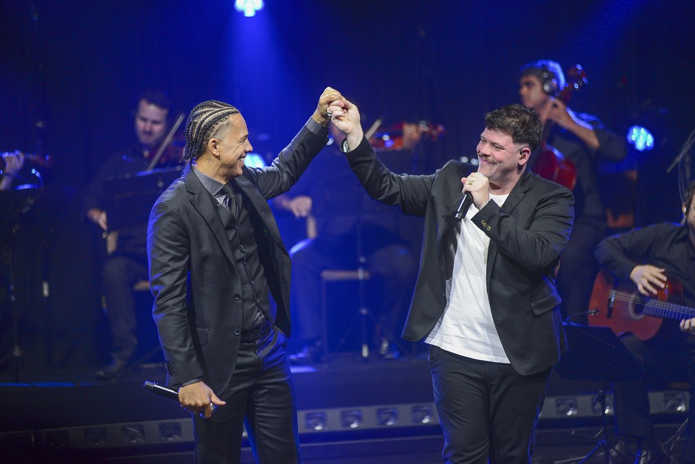 Leandro Sapucahy (à esquerda) e Ferrugem na gravação do samba 'Sinuca de bico' para o álbum ao vivo 'Neguinho poeta' — Foto: Divulgação