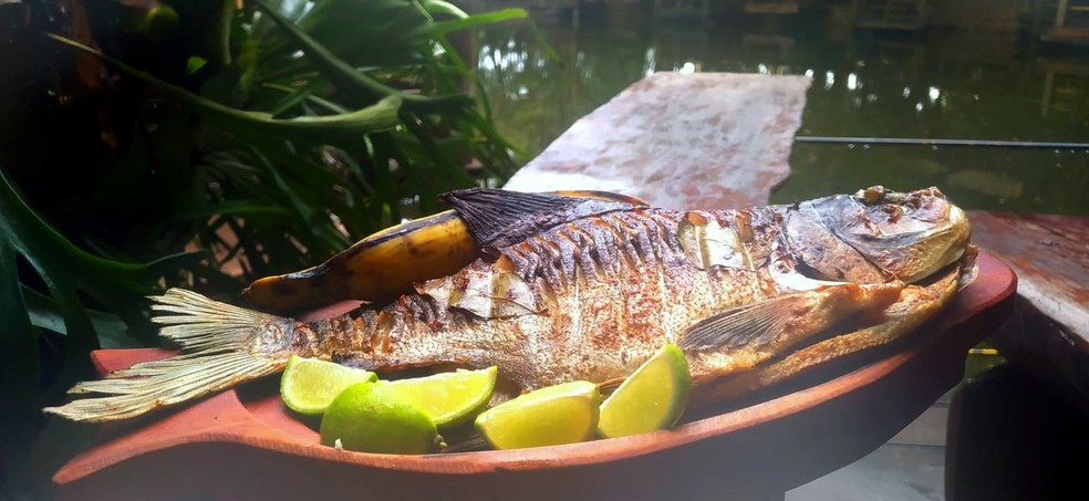 Pacu recheado com Farofa Cuiabana é assado na brasa — Foto: Paula Sieplin/TV Fronteira