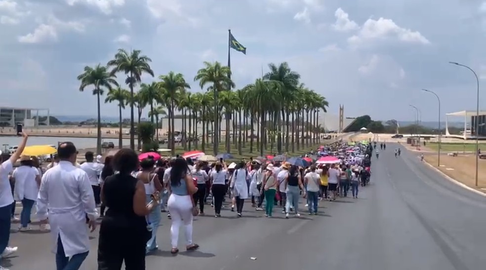 Manifestação de profissionais de enfermagem contra suspensão do piso salarial, em Brasília — Foto: Brenda Ortiz/g1