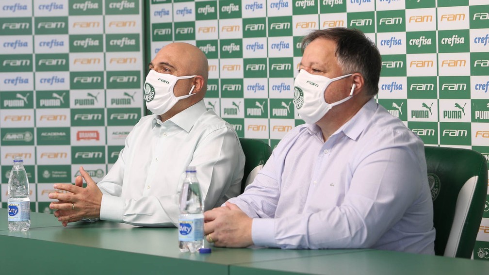Mauricio Galiotte e Anderson Barros, do Palmeiras, concentram os di�logos pelo novo t�cnico � Foto: Cesar Greco / Ag. Palmeiras