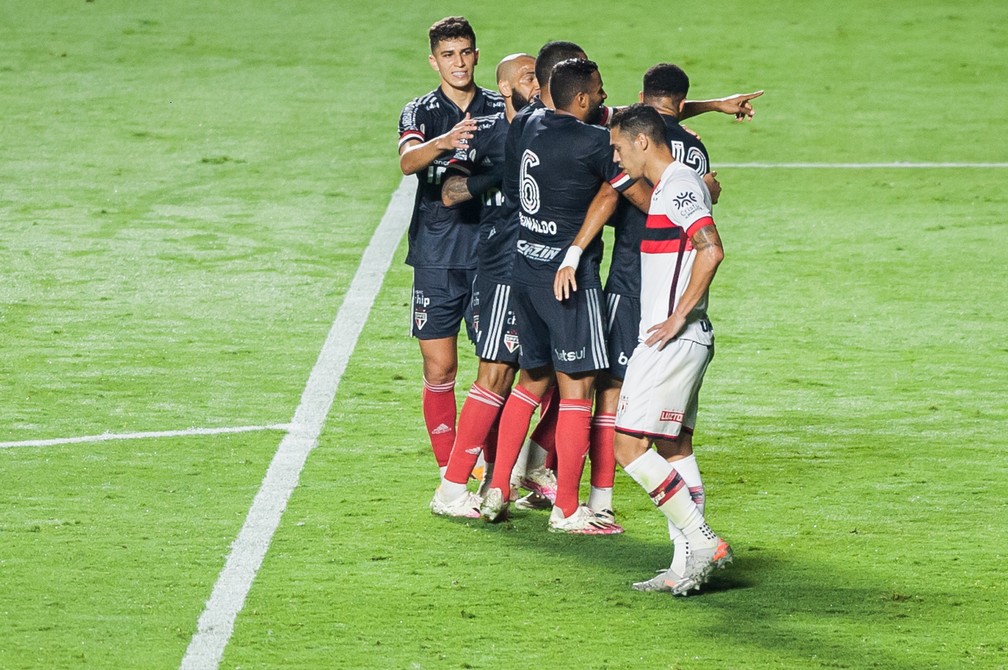 Jogadores do São Paulo comemoram gol contra o Atlético-GO — Foto: Mauricio Rummens/Estadão Conteúdo