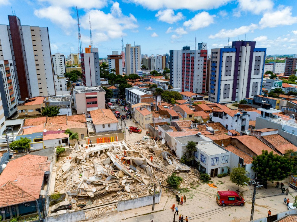 Imagem de drone mostra buscas em meio a destroços de prédio que desabou em Fortaleza.  — Foto: Gustavo Pollizzon/G1
