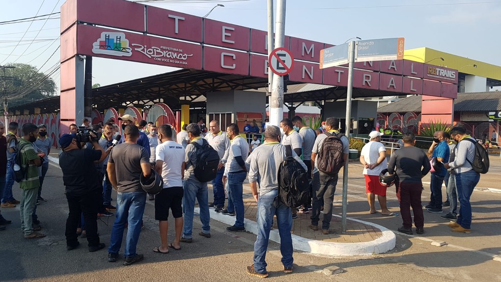 Motoristas de ônibus paralisam e cobram pagamento de salários atrasados em Rio Branco — Foto: Arquivo pessoal