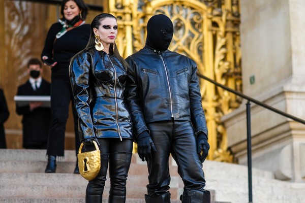Kanye West e Julia Fox em sua chegada a desfile da Paris Fashion Week (Foto: Getty Images)