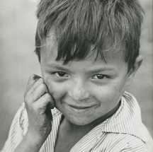 Imagem de criança da Exposição "Quem são os brasileiros", com imagens que fazem parte do acervo do  Arquivo Nacional 