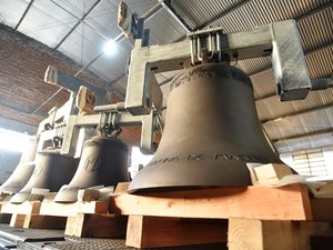 Sinos fabricados na Holanda estão expostos na Basílica de Nossa Senhora Aparecida (Foto: Thiago Leon/ Santuário)