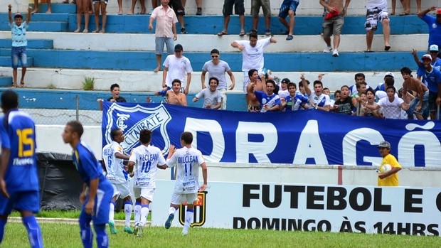 Jogadores do Taubaté comemoram gol contra o Santo André  (Foto: Jonas Barbetta/ Top 10 Comunicação)