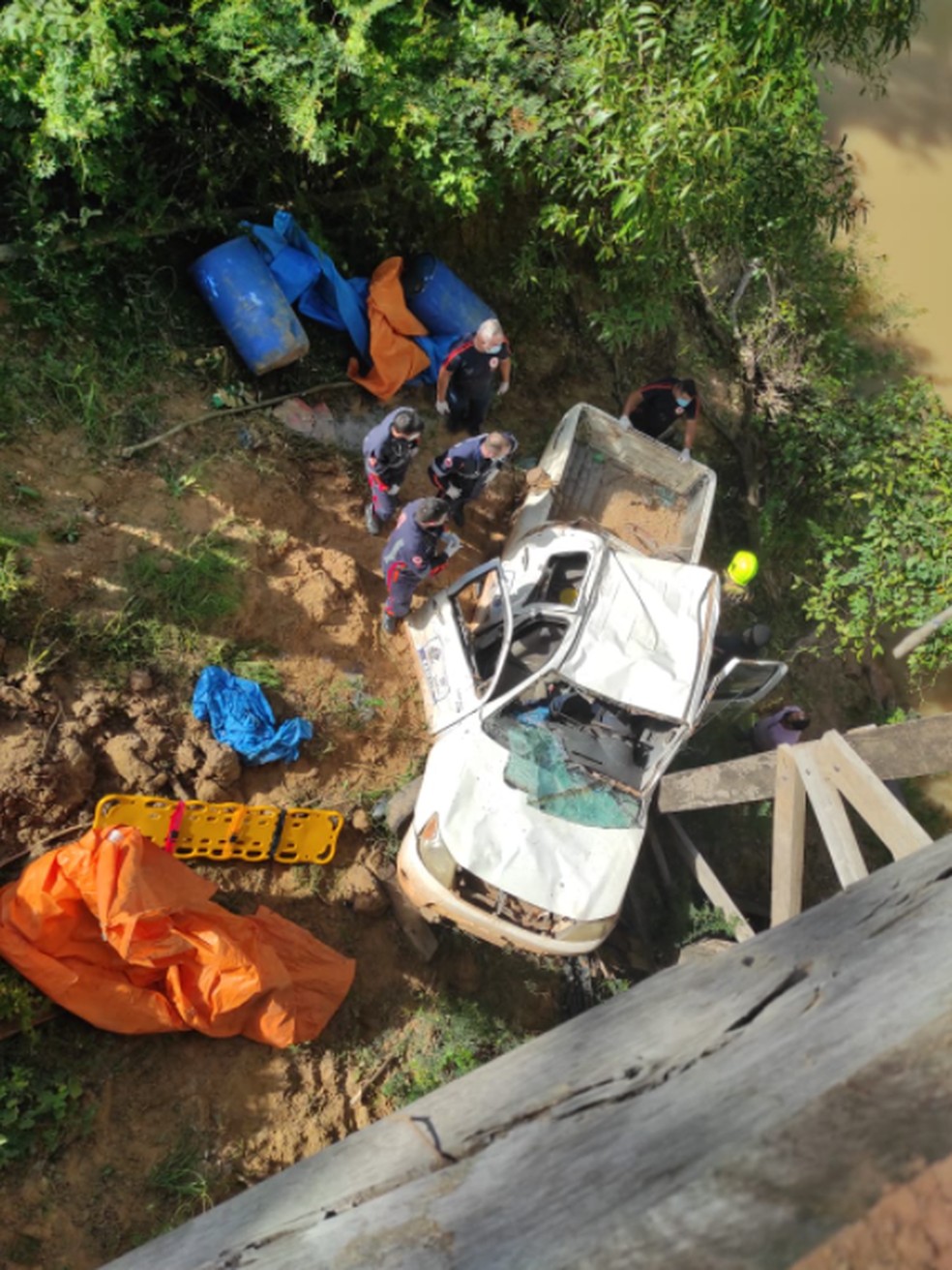 Carro caiu de ponte de 10 metros durante acidente no Acre — Foto: Arquivo/Ciopaer