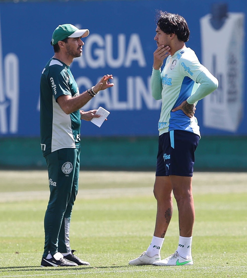Abel Ferreira conversa com Gustavo Gómez durante treino do Palmeiras — Foto: Cesar Greco