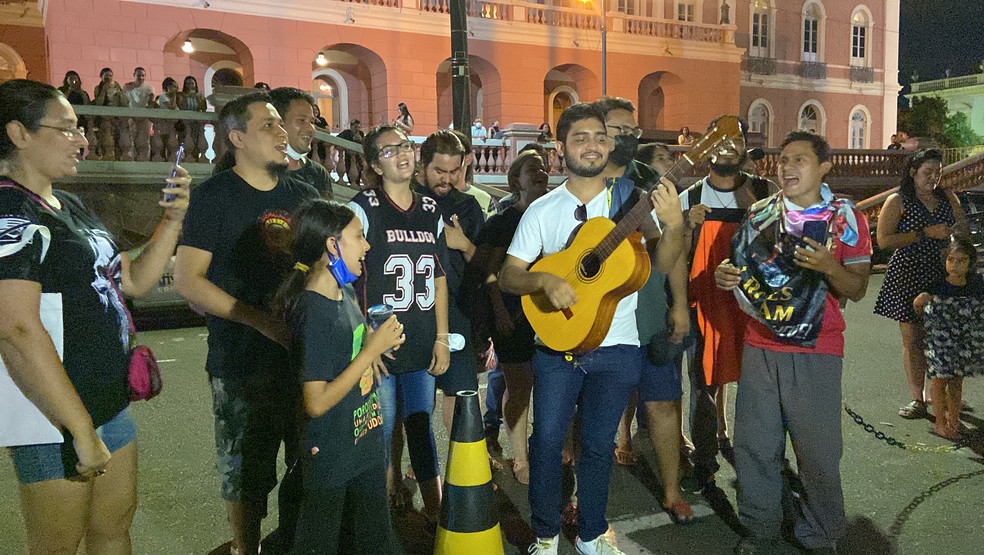 Durante a tarde e noite, fãs do Guns N' Roses cantaram hits da banda na frente do hotel onde os integrantes estão hospedados, em Manaus. — Foto: Patrick Marques/g1 AM