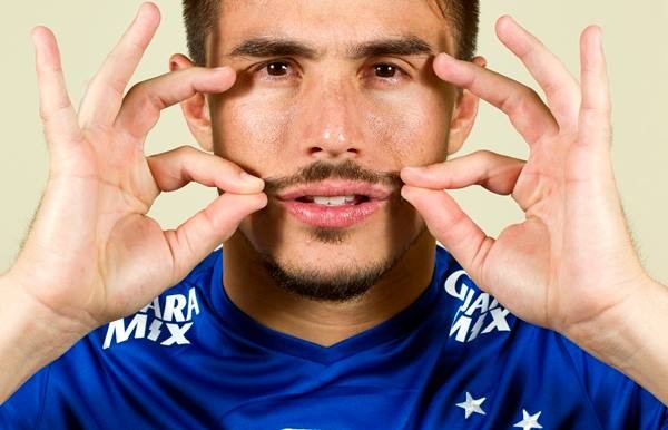 Internautas aproveitam goleada para inundar rede de fotos de Willian