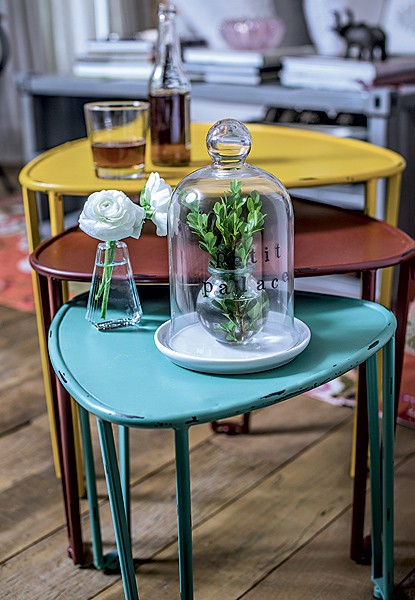 Compacto, o trio de mesas apara tudo: de bebidas a enfeites (Foto: Foto Ricardo Corrêa | Realização Cláudia Pixu | Produção Michele Moulatlet)