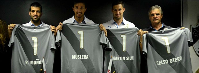 Vasco presenteia muslera Martin Silva Celso otero e munoz uruguai (Foto: Reprodução / Twitter)