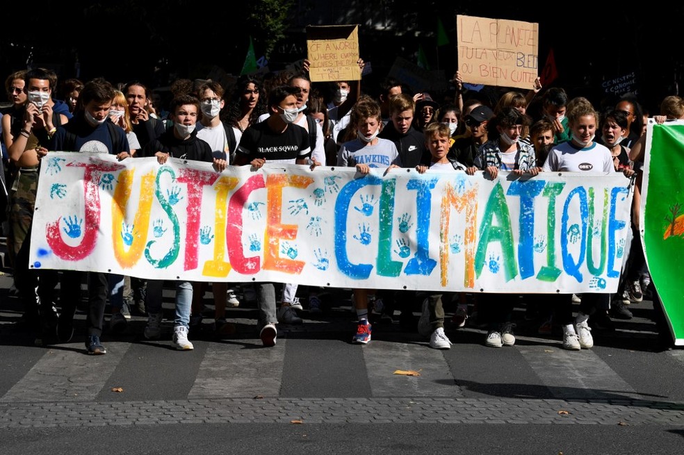 Protesto nesta sexta (20) em Rennes, na França, pede justiça climática. — Foto: Damien Meyer/AFP