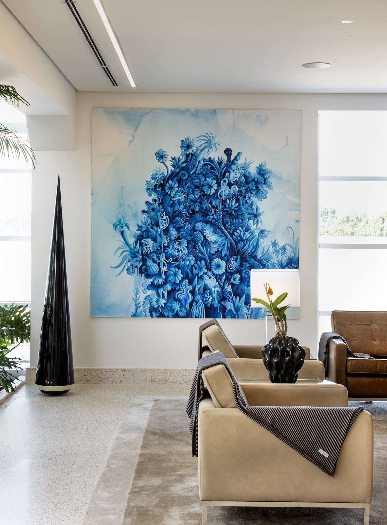 Com uma paleta neutra nas paredes e mobiliário, as cores aparecem nas obras de arte (Foto: Björn Wallander / Divulgação)