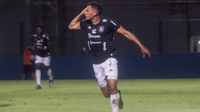 Renan Gorne marca o gol do Remo contra o Brasil de Pelotas