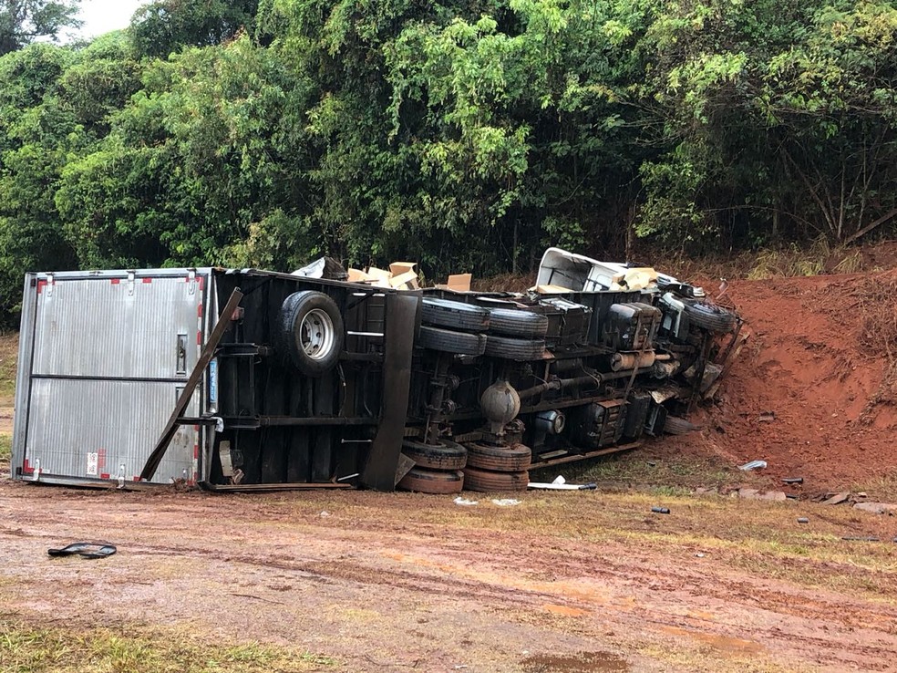 Após o choque, caminhão-baú perdeu o controle e tombou no acostamento (Foto: Jaqueline Frizon/TV TEM)