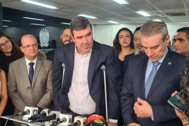 Eduardo Riedel entrega projeto com nova estrutura do governo de MS para 2023 na Assembleia Legislativa