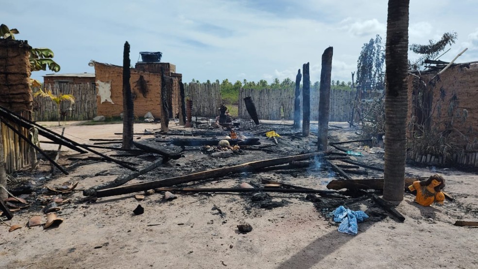 Terreiro das Salinas, em São José da Coroa Grande, no Litoral Sul de Pernambuco, foi alvo de incêndio — Foto: Reprodução/WhatsApp