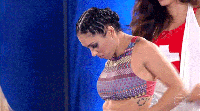 Bella Falconi tira o roupão, e participantes comentam o tanquinho dela (Foto: TV Globo)