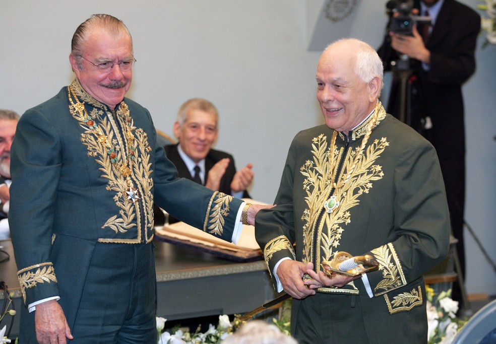 O cineasta Nelson Pereira dos Santos recebe espadim das mãos do senador José Sarney (e), ao tomar posse como membro da Academia Brasileira de Letras (ABL), na sede da instituição, no centro do Rio de Janeiro. Foto de julho de 2006 (Foto: Tasso Marcelo/Estadão Conteúdo/Arquivo)