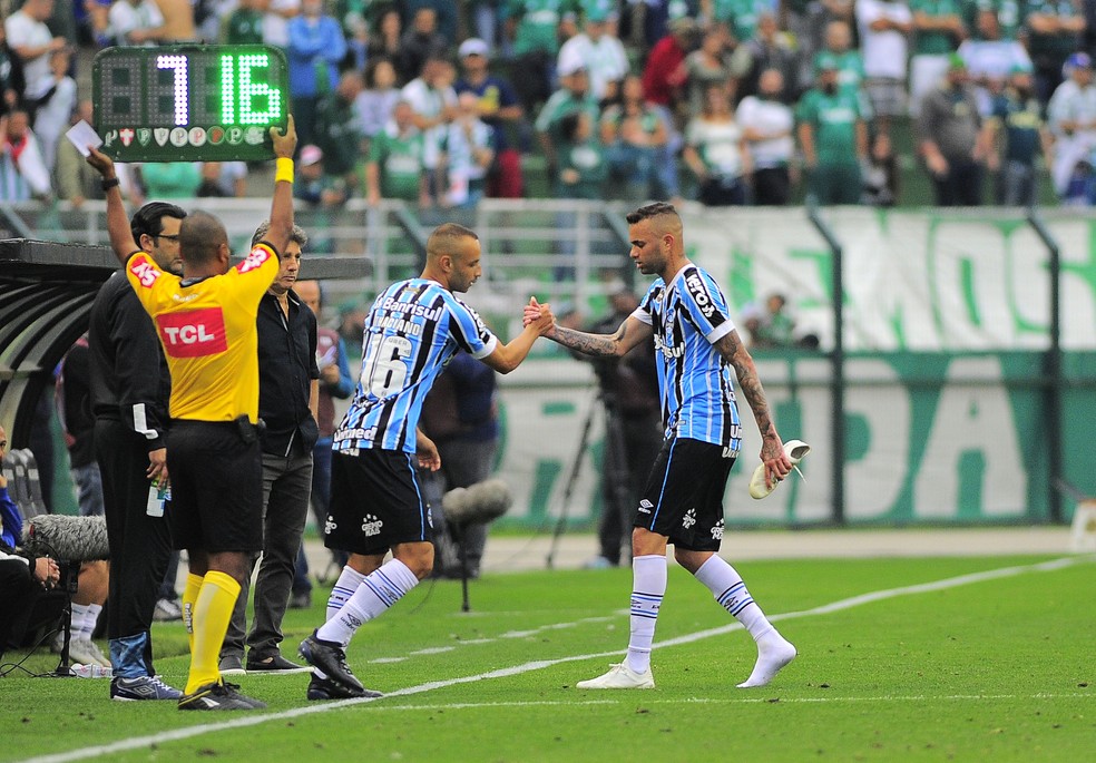 Luan deixou jogo com o Palmeiras já sem chuteira — Foto: Marcos Ribolli/GloboEsporte.com