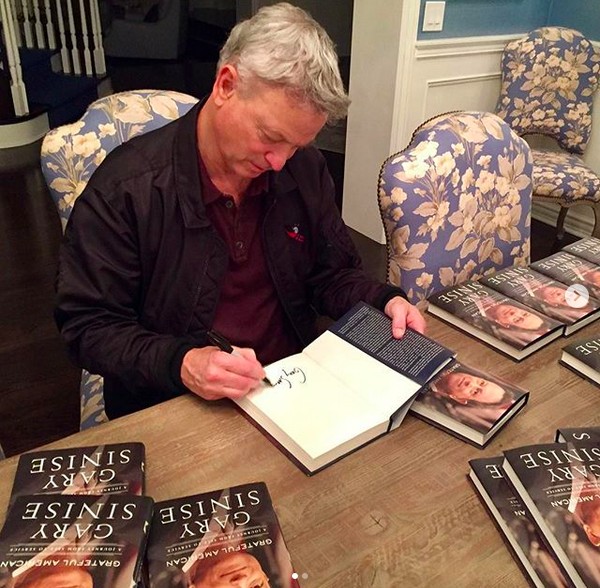 O ator Gary Sinise autografando sua recém-lançada autobiografia (Foto: Instagram)