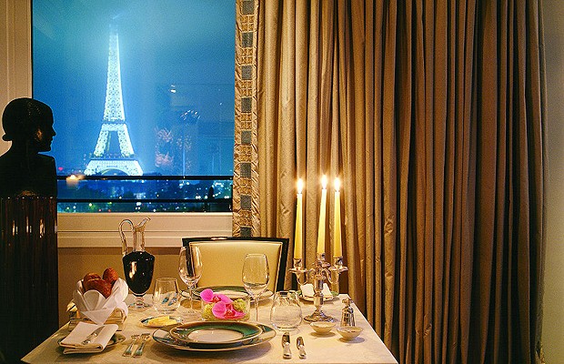 O Plaza Athenee Paris tem a localização perfeita para admiradores da Torre Eiffel. Mas lembre de pedir pelas Eiffel Suites, os limitados quartos com vista. Já pensou um jantar romântico com esta paisagem? (Foto: Divulgação)