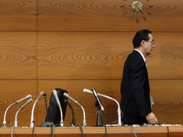 Governador do Banco Central do Japão, Masaaki Shirakawa, deixa coletiva de imprensa em Tóquio nesta quinta-feira (7) (Foto: Yuya Shino/Reuters)