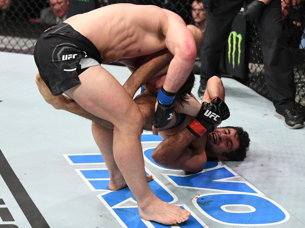 Beneil Dariush estica o braÃ§o de Drew Dober â?? Foto: Getty Images